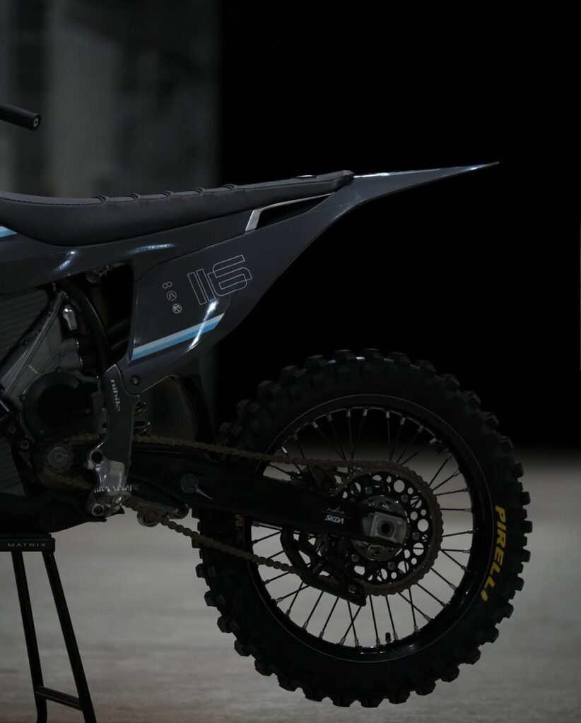 Up close with the latest build.@stark__future@skda.moto#starkvarg#moto (2)