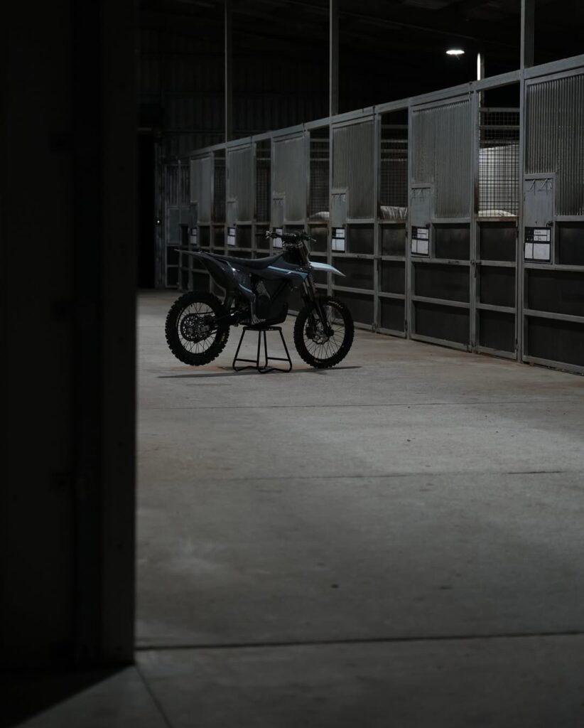 Up close with the latest build.@stark__future@skda.moto#starkvarg#moto (4)