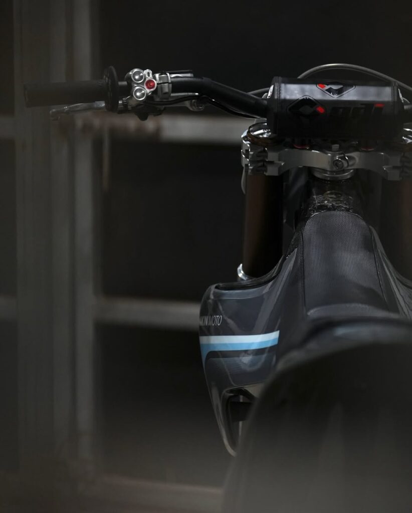 Up close with the latest build.@stark__future@skda.moto#starkvarg#moto (5)