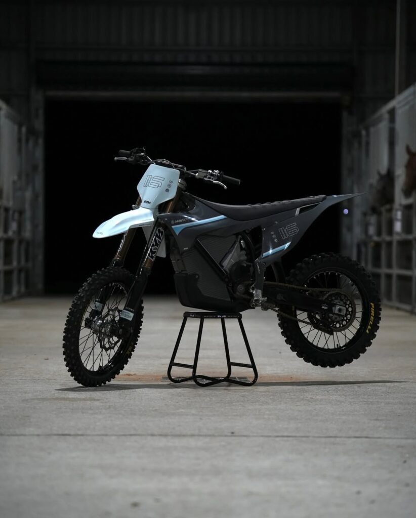 Up close with the latest build.@stark__future@skda.moto#starkvarg#moto (7)